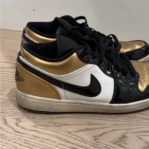 Nike Men's Black and Gold Shoes